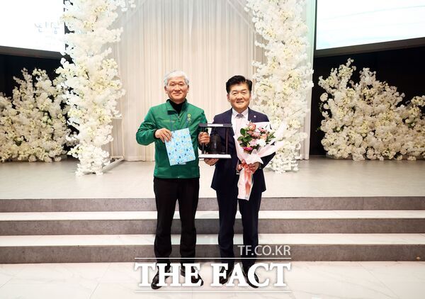 김동수 대전시 유성구의회 의장(오른쪽)이 17일 2025년 유성구새마을회 임원리더십강화 연찬회에서 지역사회 발전과 새마을운동 활성화에 기여한 공로를 인정받아 유성구새마을회로부터 감사패를 받았다. /김동수 의장