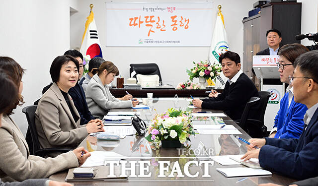 이스란 보건복지부 1차관(왼쪽)이 17일 오후 서울 영등포구청 별관 사랑나눔푸드뱅크 마켓 1호점에서 열린 '그냥드림' 사업 현장 간담회에 참석해 모두발언을 하고 있다. /임영무 기자