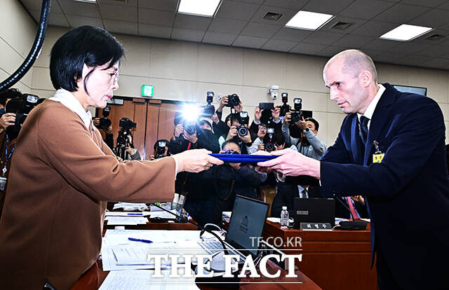 최민희 과방위원장에게 선서문 제출하는 해롤드 로저스 쿠팡 대표이사.