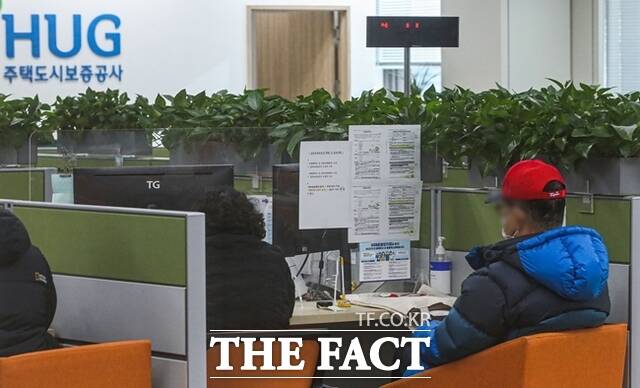 주택도시보증공사(HUG)가 임대차 전자계약 활성화를 위해 보증료 할인 카드를 꺼냈다. 전자계약은 종이계약서 대신 온라인 전자방식으로 부동산 거래와 임대차 계약을 체결하는 시스템이다. /뉴시스