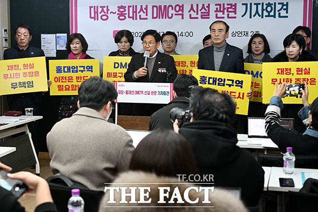 대장홍대선 DMC역 신설 관련 기자회견 열고 입장 밝히는 박 구청장.