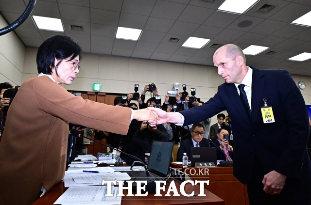 해롤드 로저스 쿠팡 대표이사가 17일 오전 서울 여의도 국회 과학기술정보방송통신위원회에서 열린 쿠팡 침해사고 관련 청문회에 출석해 증인선서를 마친 뒤 최민희 과방위원장과 악수를 하고 있다. /배정한 기자