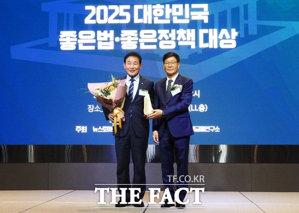 박용갑 국회의원(민주당, 대전 중구·국토교통위원회)이 16일 2025 토마토 대한민국 좋은법·좋은정책 대상 시상식에서 올해의 국정감사 대상을 수상한 뒤 기념촬영하고 있다. /의원실