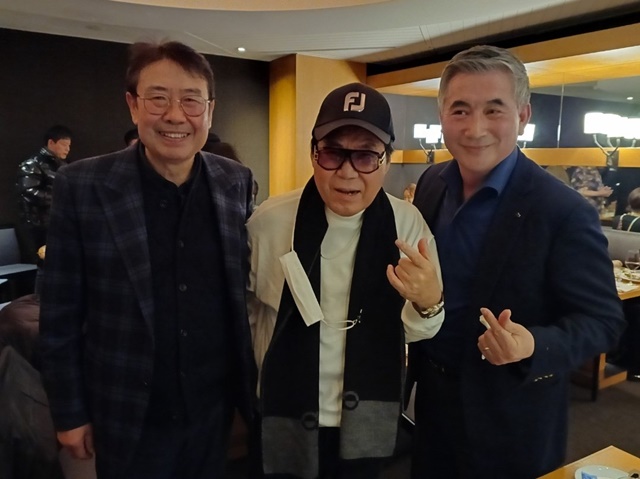 김영철 회장(오른쪽)이 후원행사에 참석한 뒤 기념 사진을 찍고 있다. 가운데는 가수 조영남. 사진 위는 연예인 축구 해외 원정경기에 합류해 깜짝 공연까지 한 가수 솔비와 김종서, 사무총장 윤택상(왼쪽부터). /한김회