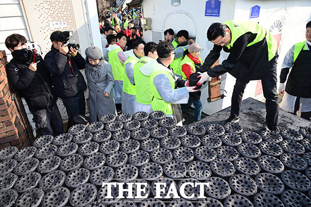 연탄 전달하는 장동혁 대표.