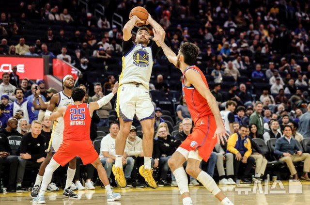 오클라호마 전에서 슈팅을 시도하고 있는 팻 스펜서(가운데). 라크로스 최고의 선수였던 그가 NBA 도전하는 과정이 최근 화제가 되고 있다. / AP 뉴시스