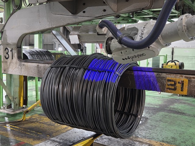 현대제철은 지난달 당진 특수강 소형압연 공장의 선재 코일 출하 라인에 제품 이력과 규격 정보를 담은 태그를 자동으로 부착하는 '선재 태깅 로봇'을 국내 최초로 도입해 본격 운용에 들어갔다고 17일 밝혔다. 현대제철 '선재 태깅 로봇'이 제품에 태그를 부착하는 모습. /현대제철