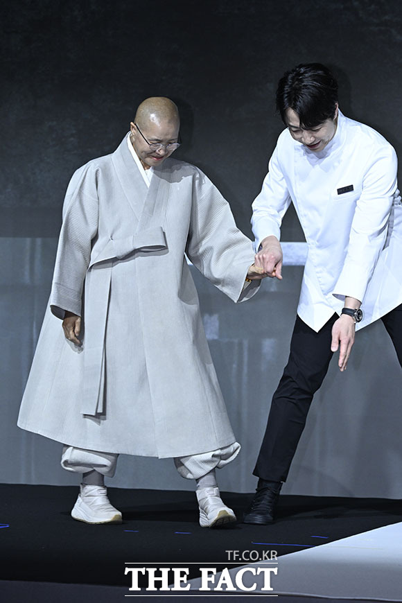 취재진의 질의에 답하는 선재스님.