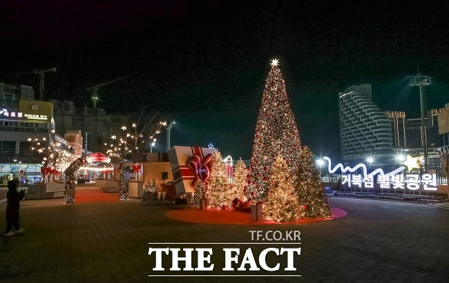 거북섬별빛공원 크리스마스트리 풍경. /시흥시