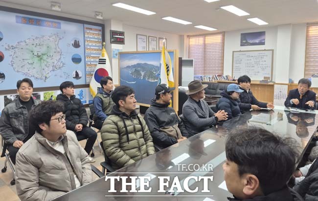 울릉 섬 청년들이 주축이 된 울릉·독도포럼 이 오는 21일 정식 출범한다. 포럼 출범에 앞서 16일 남한권 울릉군수와의 면담을 통해 출범의 배경을 설명하고 주요 군정에 대한 질의를 이어가는 모습. /울릉 독도포럼