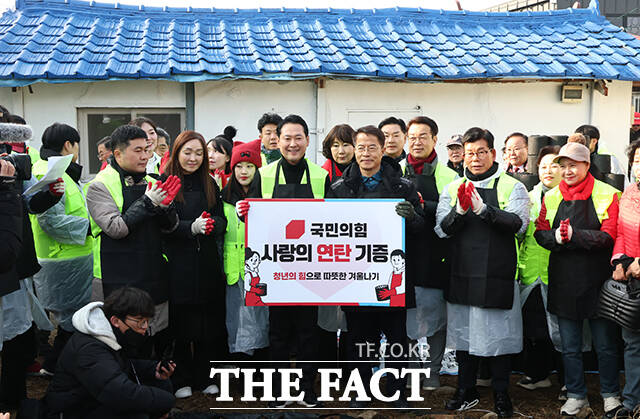 장동혁 국민의힘 대표가 17일 오전 경기 고양시 화전마을에서 연탄봉사를 하기 앞서 기념촬영을 하고 있다. /남윤호 기자