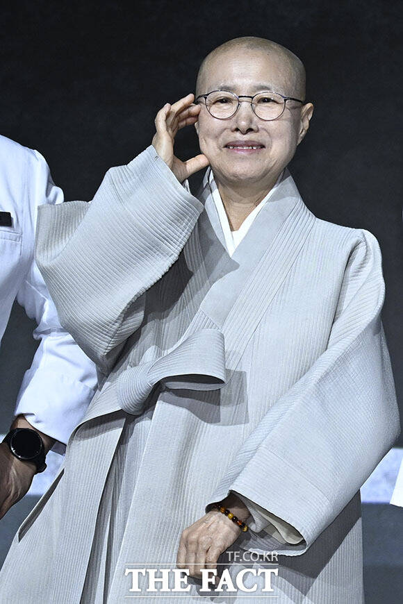 취재진의 질의에 답하는 선재스님.