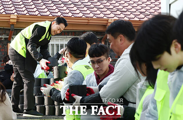 연탄 전달하는 장동혁 대표.