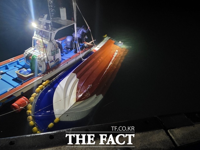 한 어선이 17일 새벽 여수시 화정면 적금도 북방 해상에서 침수 사고로 전복돼 뒤집혀 있다. /여수해양경찰서