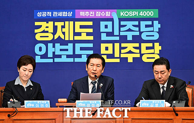 정청래 더불어민주당 대표는 17일 내란전담재판부를 당론으로 추진하겠다고 밝혔다. 지난 15일 국회에서 열린 최고위원회의 당시. /배정한 기자