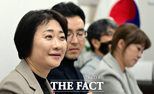 이스란 보건복지부 1차관(왼쪽)이 17일 오후 서울 영등포구청 별관 사랑나눔푸드뱅크 마켓 1호점에서 열린 '그냥드림' 사업 현장 간담회에 참석해 모두발언을 하고 있다. /임영무 기자