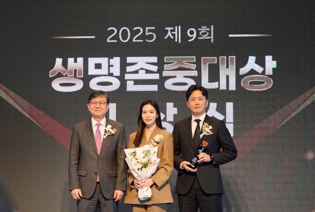 생명보험사회공헌재단 이사장 이장우, 배우 박시은 진태현(왼쪽부터)이 '2025 생명존중 대상' 시상식에 참석해 포즈를 취하고 있다. /마다엔터테인먼트