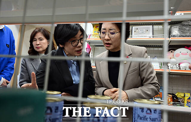 이스란 보건복지부 1차관(왼쪽)이 17일 오후 서울 영등포구청 별관 사랑나눔푸드뱅크 마켓 1호점에서 열린 '그냥드림' 사업 현장 간담회에 참석해 모두발언을 하고 있다. /임영무 기자