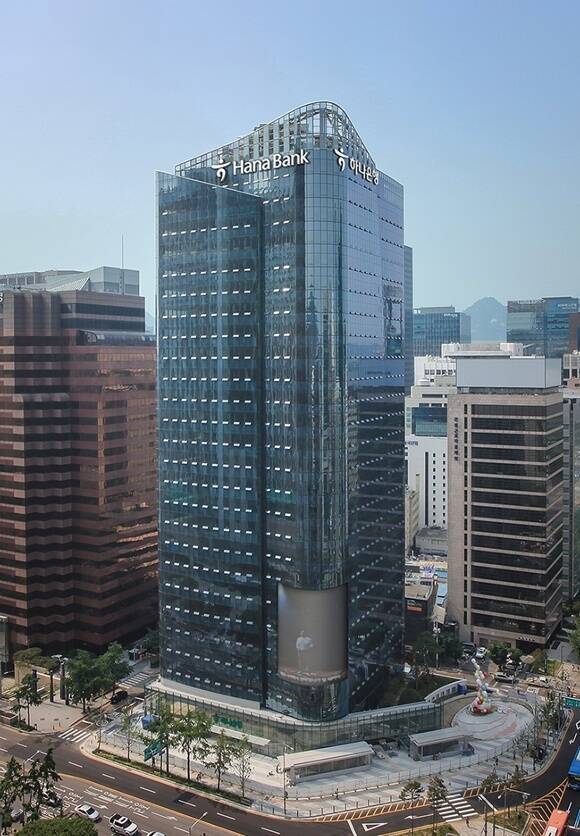 하나은행이 베트남·필리핀을 잇는 QR결제·모바일 결제망을 키우며 '글로벌 비이자' 실험에 속도를 내고 있는 모습이다. /하나은행