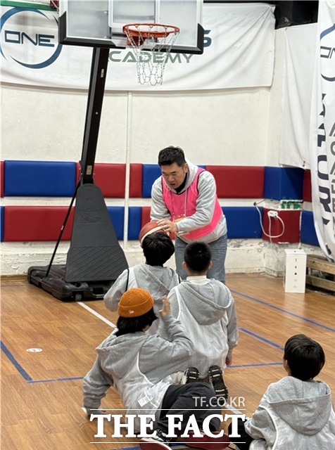 지난 12월 7일(일) 2025 스포츠드림데이 행사에 참여한 한국스포츠레저 관계자와 아이들이 체험 프로그램에 참여하고 있다./한국스포츠레저