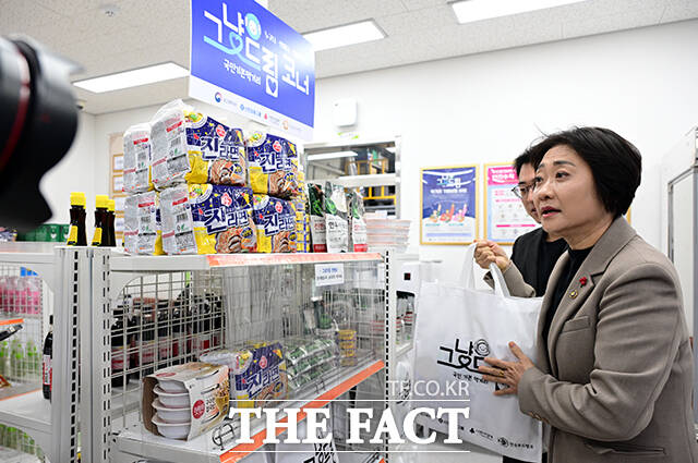 이스란 보건복지부 1차관(왼쪽)이 17일 오후 서울 영등포구청 별관 사랑나눔푸드뱅크 마켓 1호점에서 열린 '그냥드림' 사업 현장 간담회에 참석해 모두발언을 하고 있다. /임영무 기자