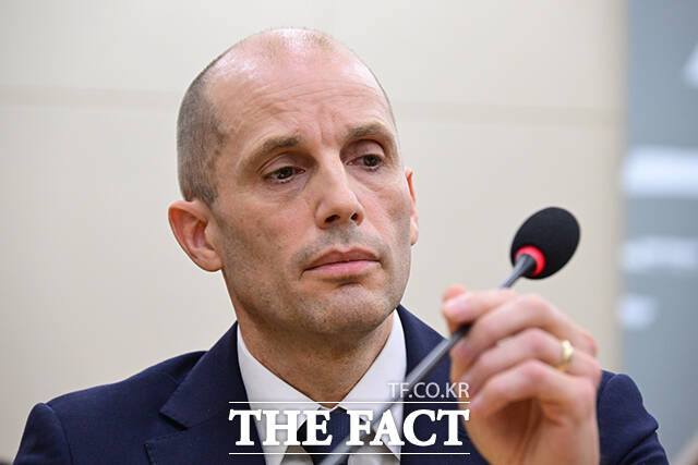 생각에 잠긴 민병기 쿠팡 대외협력 총괄 부사장.