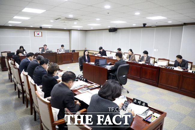 수원시의회 예산결산특별위원회가 내년 수원시 예산안을 심의하고 있다. /수원시의회