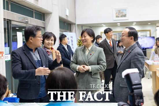 송미령 농림축산식품부 장관(오른쪽 두 번째)과 김덕현 경기 연천군수(오른쪽 첫 번째) 등이 16일 경기 연천군 전곡읍 행정복지센터를 방문, 농어촌 기본소득 지급 신청 사전 접수 상황을 점검하고 있다. /연천군