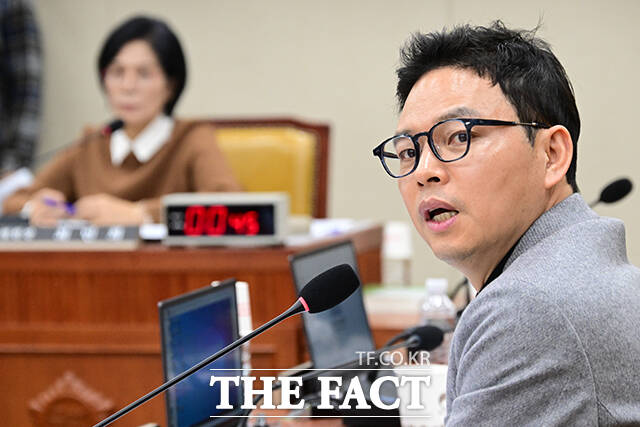 생각에 잠긴 민병기 쿠팡 대외협력 총괄 부사장.