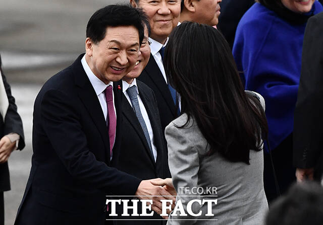 김기현 국민의힘 대표가 지난 2023년 12월 경기 성남시 서울공항에서 네덜란드 순방길에 나서는 김건희 여사와 인사를 나누고 있다. /서울공항=박헌우 기자