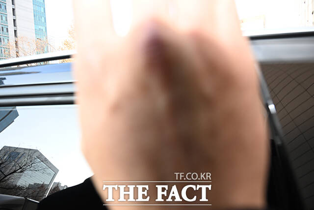 양현석 프로듀서가 공판을 마치고 차량에 탑승한 가운데 경호원이 취재진의 카메라를 손으로 가리고 있다.