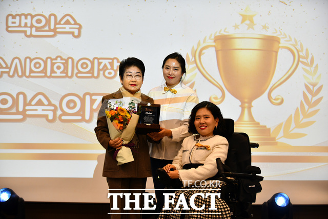 백인숙 여수시의회 의장이 16일 라르쉬장애인자립생활센터 2025년 자립생활 보고대회에서 중증장애인 자립생활 증진 공로로 감사패를 전달받고 있다. /여수시의회