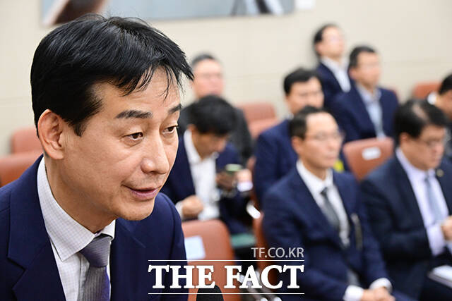 생각에 잠긴 민병기 쿠팡 대외협력 총괄 부사장.