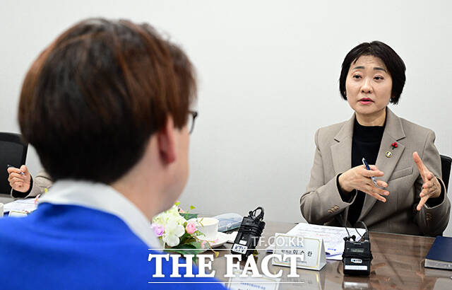 이스란 보건복지부 1차관(왼쪽)이 17일 오후 서울 영등포구청 별관 사랑나눔푸드뱅크 마켓 1호점에서 열린 '그냥드림' 사업 현장 간담회에 참석해 모두발언을 하고 있다. /임영무 기자