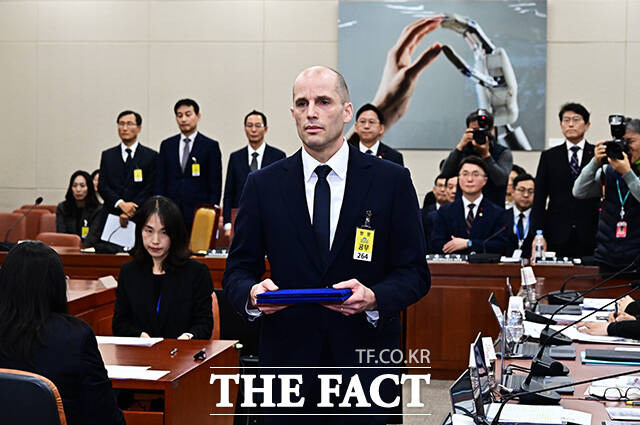 해롤드 로저스 쿠팡 대표이사가 17일 오전 서울 여의도 국회 과학기술정보방송통신위원회에서 열린 쿠팡 침해사고 관련 청문회에 출석해 증인선서를 마친 뒤 최민희 과방위원장에게 선서문을 제출하고 있다. /국회=배정한 기자