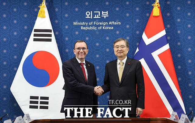조현 외교부 장관(오른쪽)이 17일 오전 서울 종로구 외교부 청사에서 열린 한-노르웨이 외교장관회담에 참석해 에스펜 바르트 아이데 노르웨이 외교장관과 기념사진을 찍고 있다. /임영무 기자