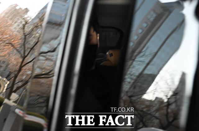 양현석 프로듀서가 공판을 마치고 차량에 탑승한 가운데 경호원이 취재진의 카메라를 손으로 가리고 있다.