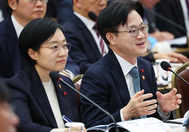 김정관 산업통상부 장관(오른쪽)이 17일 세종시 정부세종컨벤션센터에서 열린 산업통상자원부·지식재산처·중소벤처기업부 업무보고에서 이재명 대통령 질문에 답변하고 있다. /뉴시스