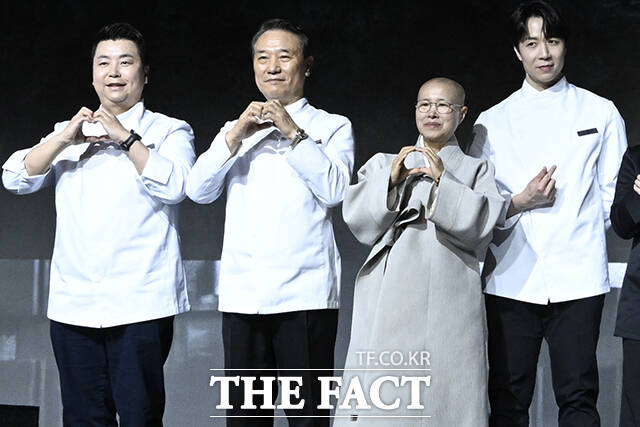 취재진의 질의에 답하는 선재스님.