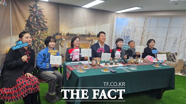 서울시는 17일 서울마음편의점 관악점에서 '외로움없는서울' 프로젝트 1주년 현장 간담회를 열고 오세훈 시장을 비롯한 사업 활동가 및 이용자 등이 참석한 가운데 사업의 의미를 나눴다. /강주영