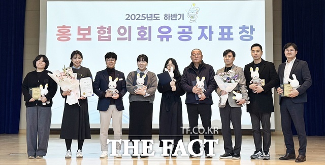 김상식 BNK경남은행 홍보실장(오른쪽 첫번째)이 '2025 하반기 경남도 홍보협의회'에서 '경남도지사 표창'을 수상했다. / BNK경남은행