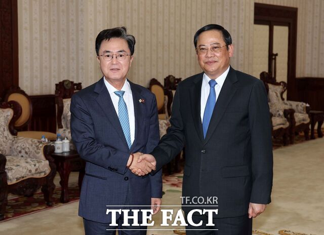 지난 2023년 12월 김태흠 충남도지사가 라오스 총리실을 찾아 손싸이 시판돈 총리를 만나 인사를 나누고 있다. /충남도