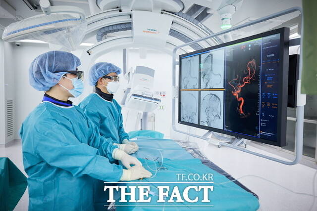 순천향대천안병원이 대한뇌졸중학회로부터 '재관류치료 뇌졸중센터' 인증을 획득했다. 사진은 심뇌혈관질환센터 시술 모습. /순천향대천안병원