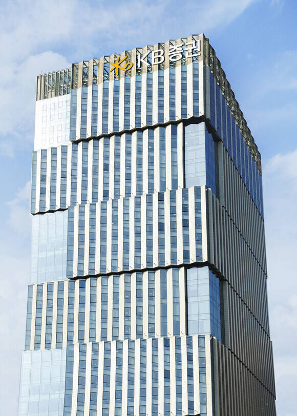 KB증권이 이홍구·강진두 각자대표 체제로 닻을 올리면서 '안정 속 세대교체'를 꾀했다는 평가가 나온다. /KB증권