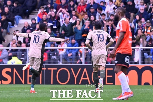 뎀벨레(왼쪽)의 골을 축하해주기 위해 달려가고 있는 PSG의 이강인(19번)./로리앙=AP.뉴시스