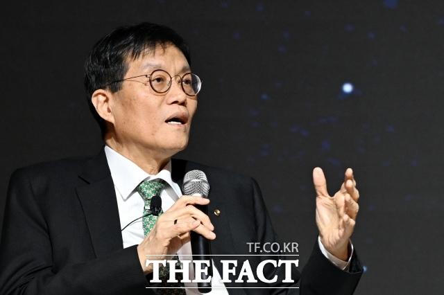 이창용 한국은행 총재가 5일 오후 서울 중구 대한상공회의소에서 열린 제4회 한국은행-대한상공회의소(BOK-KCCI) 공동세미나 AI기반의 성장과 혁신에 참석해 특별대담을 하고 있다. /남용희 기자