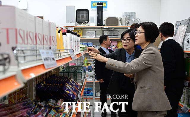 이스란 보건복지부 1차관(왼쪽)이 17일 오후 서울 영등포구청 별관 사랑나눔푸드뱅크 마켓 1호점에서 열린 '그냥드림' 사업 현장 간담회에 참석해 모두발언을 하고 있다. /임영무 기자