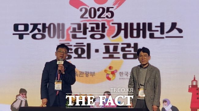 수원시와 한국관광공사가 16일 웨스턴 조선 서울에서 열린 무장애 관광 거버넌스 총회에서'2026 열린 관광지 조성 및 무장애 관광 활성화를 위한 업무협약'을 체결했다. 김현수 수원부시장이 협약 체결 후 인사말을 하는 모습. /수원시