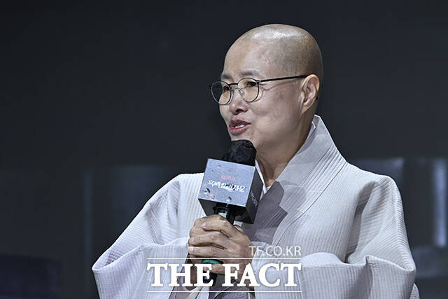 취재진의 질의에 답하는 선재스님.