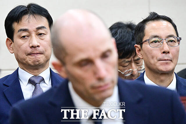 민병기 쿠팡 대외협력 총괄 부사장(왼쪽)과 김명규 쿠팡이츠 대표(오른쪽)가 17일 오후 서울 여의도 국회 과학기술정보방송통신위원회에서 열린 쿠팡 침해사고 관련 청문회에 출석해 굳은 표정을 짓고 있다. 가운데는 해롤드 로저스 쿠팡 대표이사. /국회=남윤호 기자